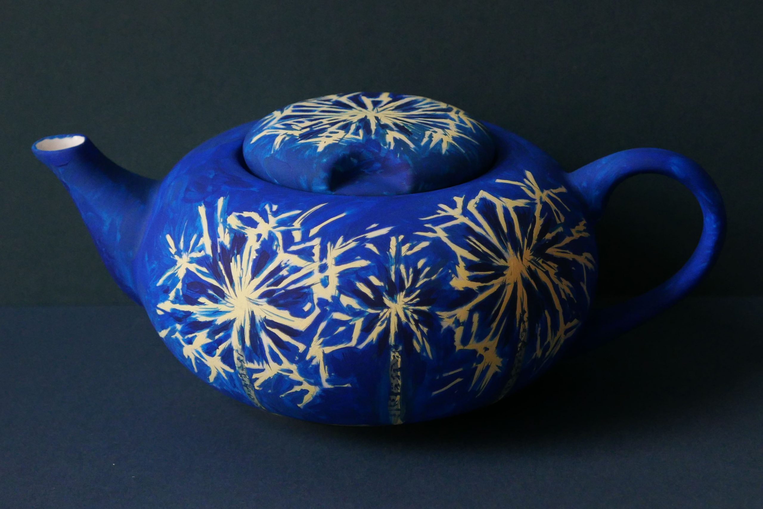 blaue Teekanne mit Wunderkerzen Muster