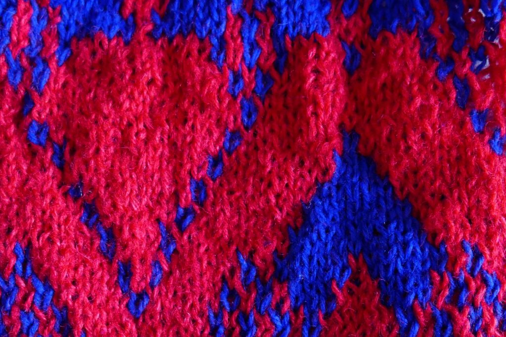 textil text wolle muster rot-blau gestrickt