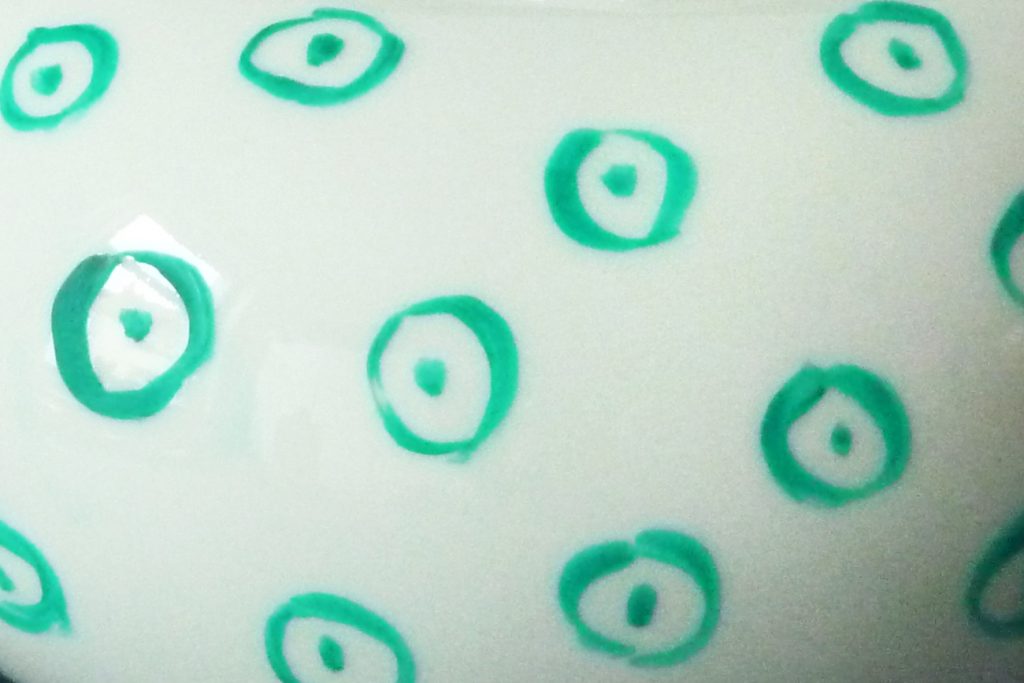 Victim Pot 19 Krawattenmuster Detail des Musters Grün auf Weiß