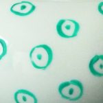 Victim Pot 19 Krawattenmuster Detail des Musters Grün auf Weiß