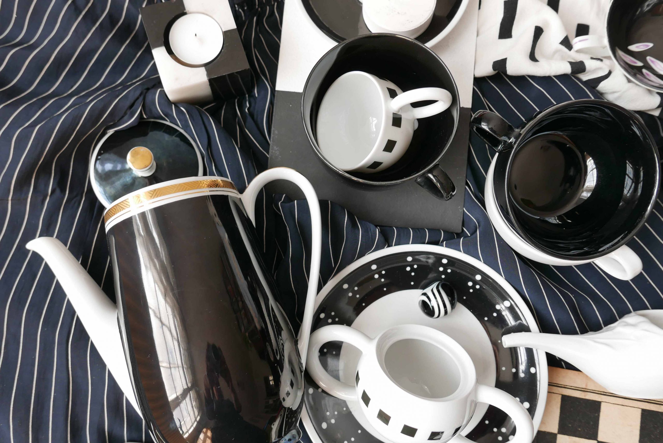 Schwarz und Weiß – der Kontrast Porzellan und Glasgefäße Kaffeekanne