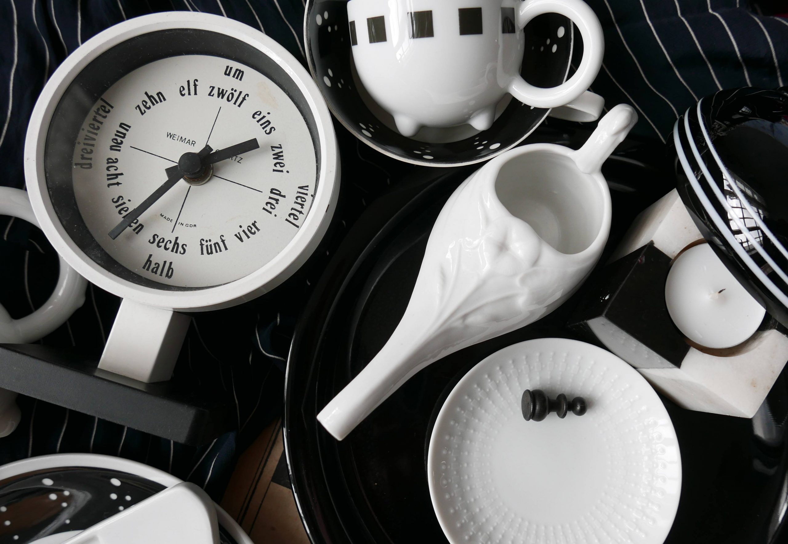 Schwarz und Weiß – der Kontrast mit Porzellan und DDR Uhr