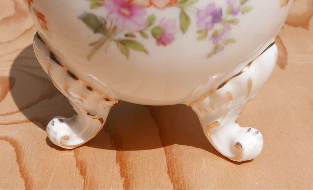 Gefäße mit Füßchen, eine ovale Porzellan Vase auf Tatzen