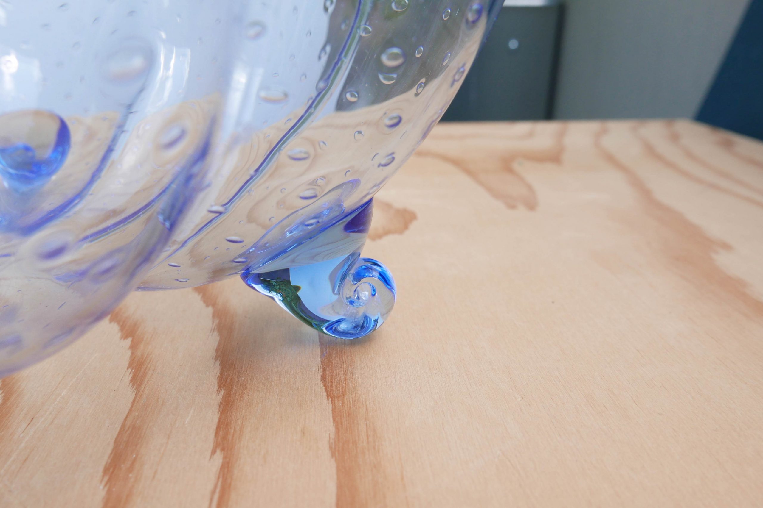 blaue Glasschale mit Füßchen Spiralen Schnecken