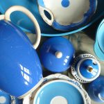 Komposition aus himmelblauen Gefäßen, Villeroy Boch Kaffeekanne Dresden blau
