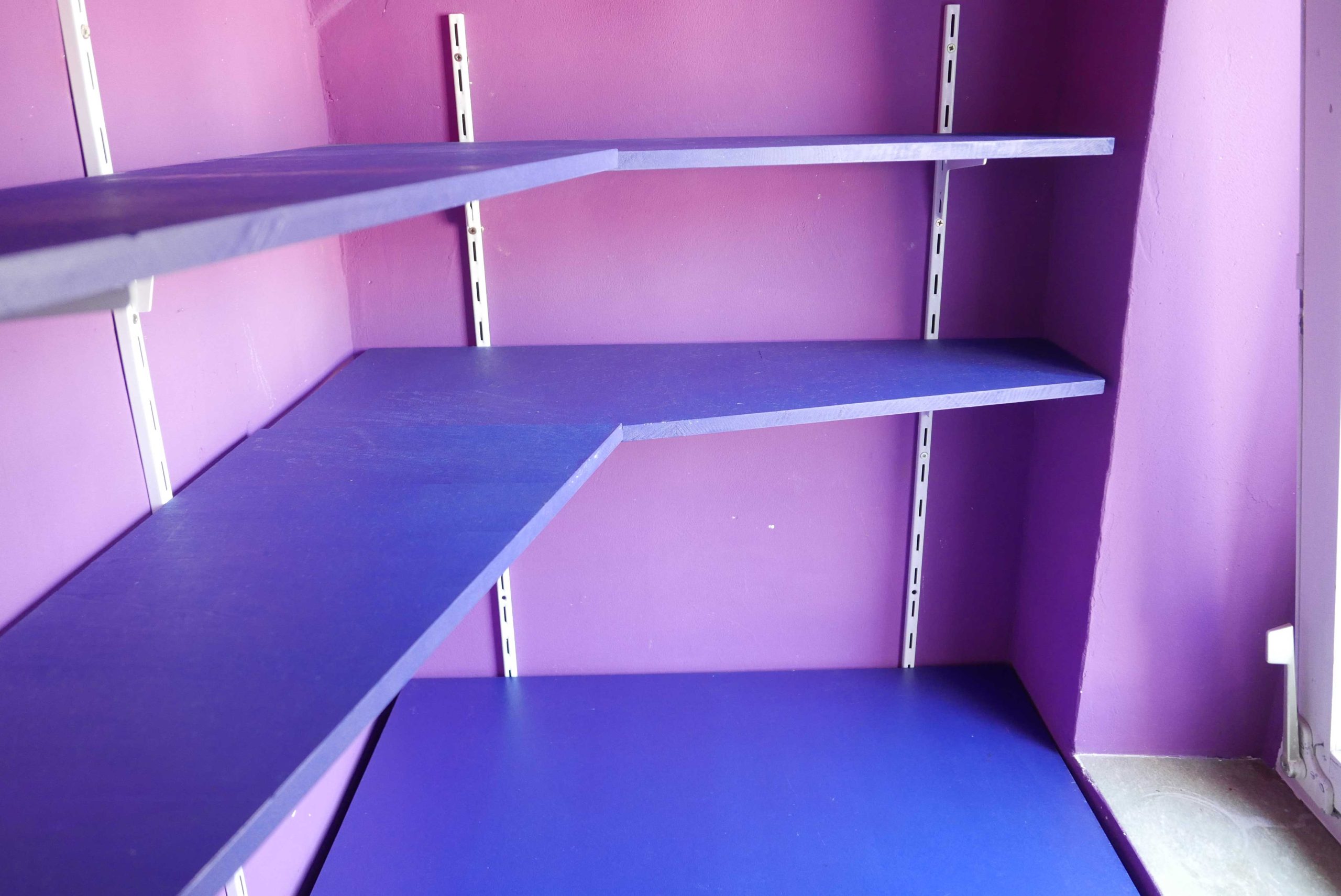 Aufbau der Regale in der Ultramarin -violetten Speisekammer