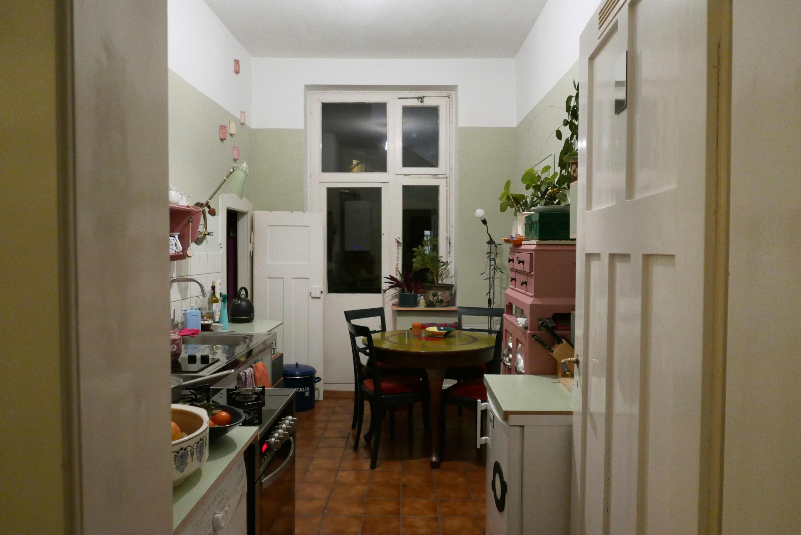 Ansicht einer Küche in voller Beleuchtung der Deckenlampe