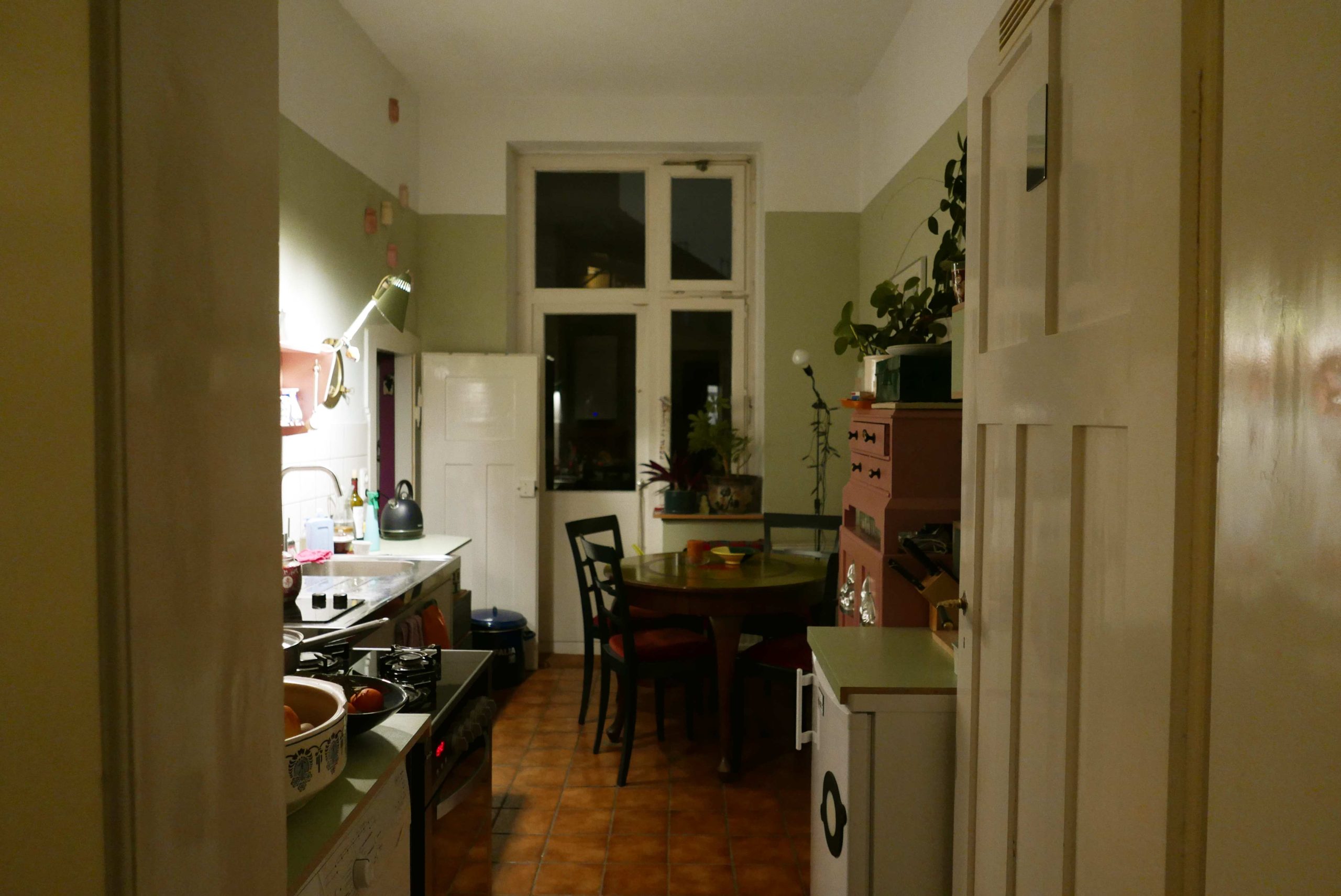 Küchenansicht mit punktueller Beleuchtung mit Reißbrettlampe