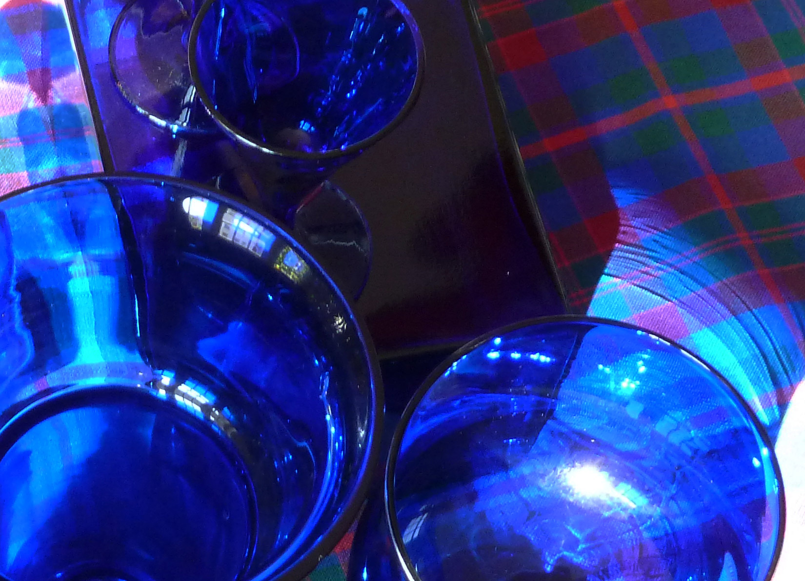 Dunkle Details einer Komposition aus Kobaltglas ultramarinblaue Glaskelche