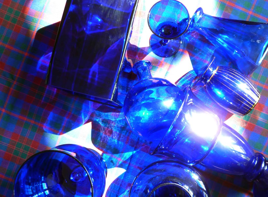 Kobaltglas blaue Gegenstände im starken Kontrast