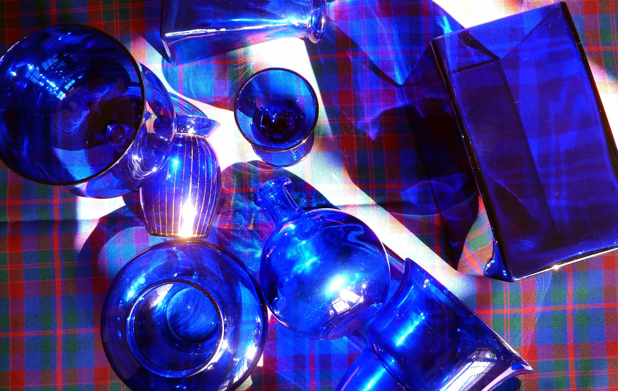 Komposition aus Kobaltglas mit mysteriösen Dunkelheiten