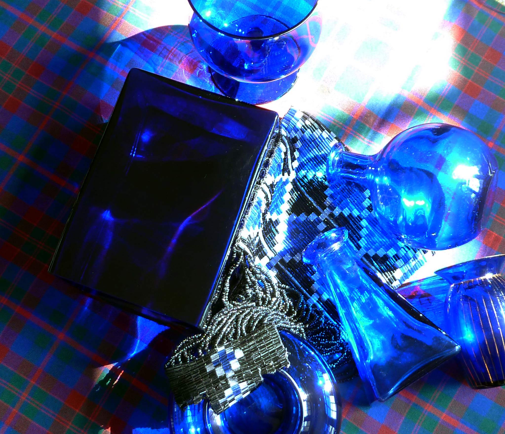 Kobaltglas Vasen und Gefäße und eine Perlentasche aus Glasperlen