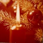 Alte Weihnachtskarte mit einem Motiv Kerzenflamme und Tannenbaumschmuck