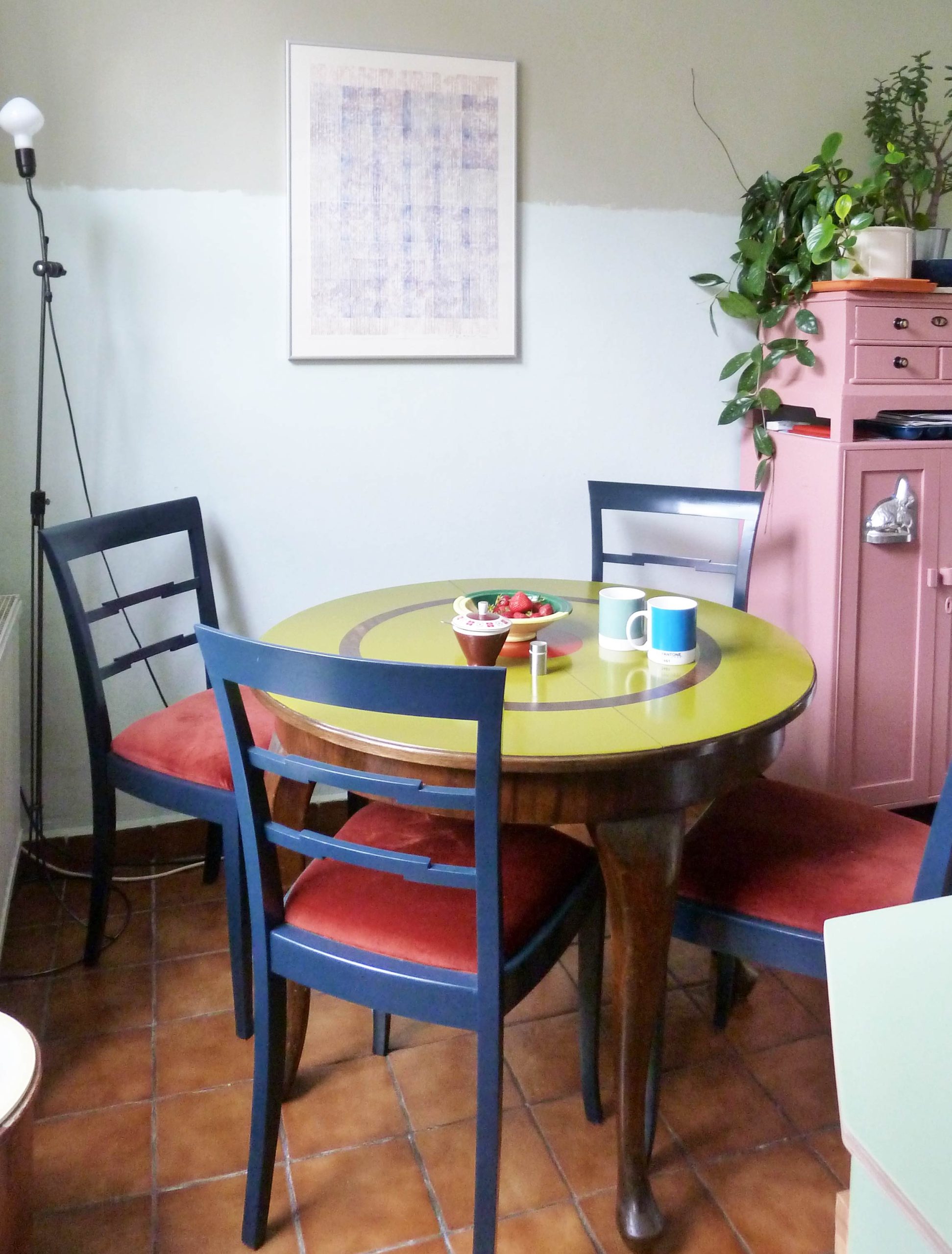 Runder Tisch in der Küche mit Stühlen und Vertico