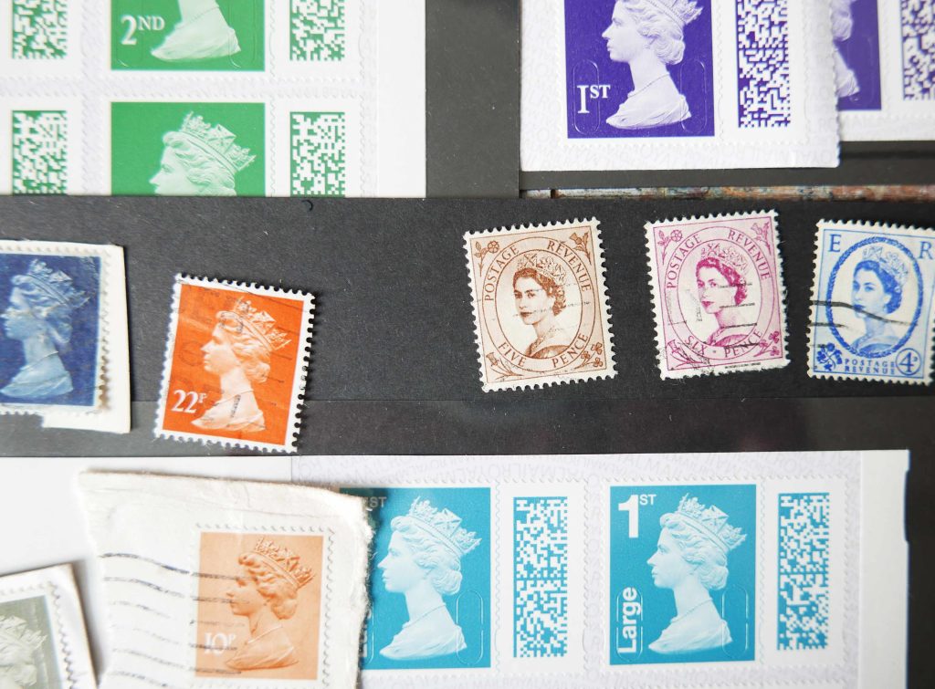 Briefmarken Queen Elisabeth II verschiedene Farben flatlay