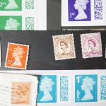Briefmarken Queen Elisabeth II verschiedene Farben flatlay