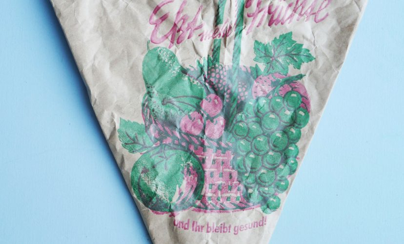 Papiertüte aus dem Markt mit Aufdruck Esst mehr Früchte
